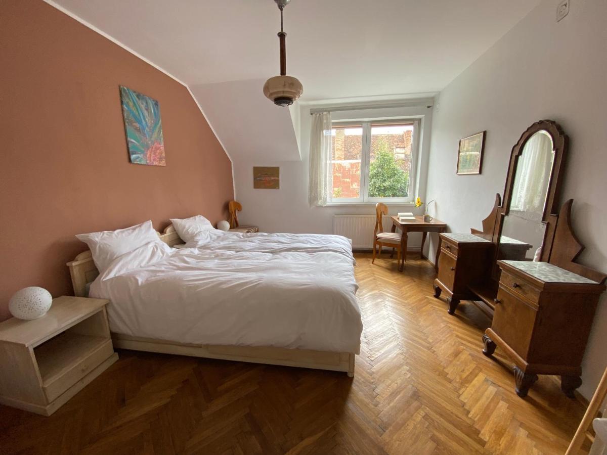 Rose'S Oldtown Apartment Брашов Экстерьер фото